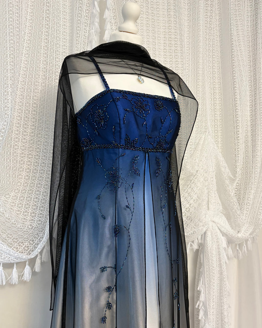 Niebieska suknia empire waist z gradientem i szalem