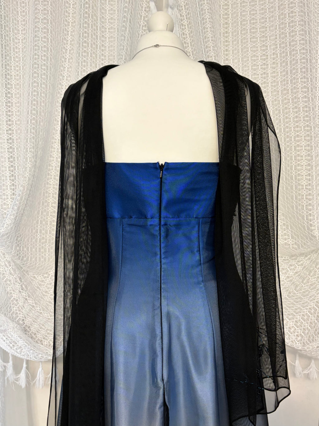 Niebieska suknia empire waist z gradientem i szalem