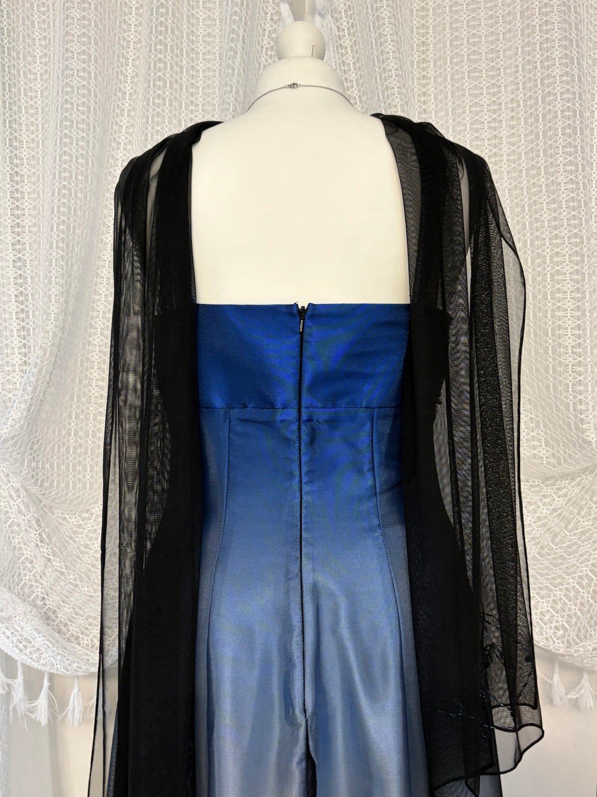Niebieska suknia empire waist z gradientem i szalem