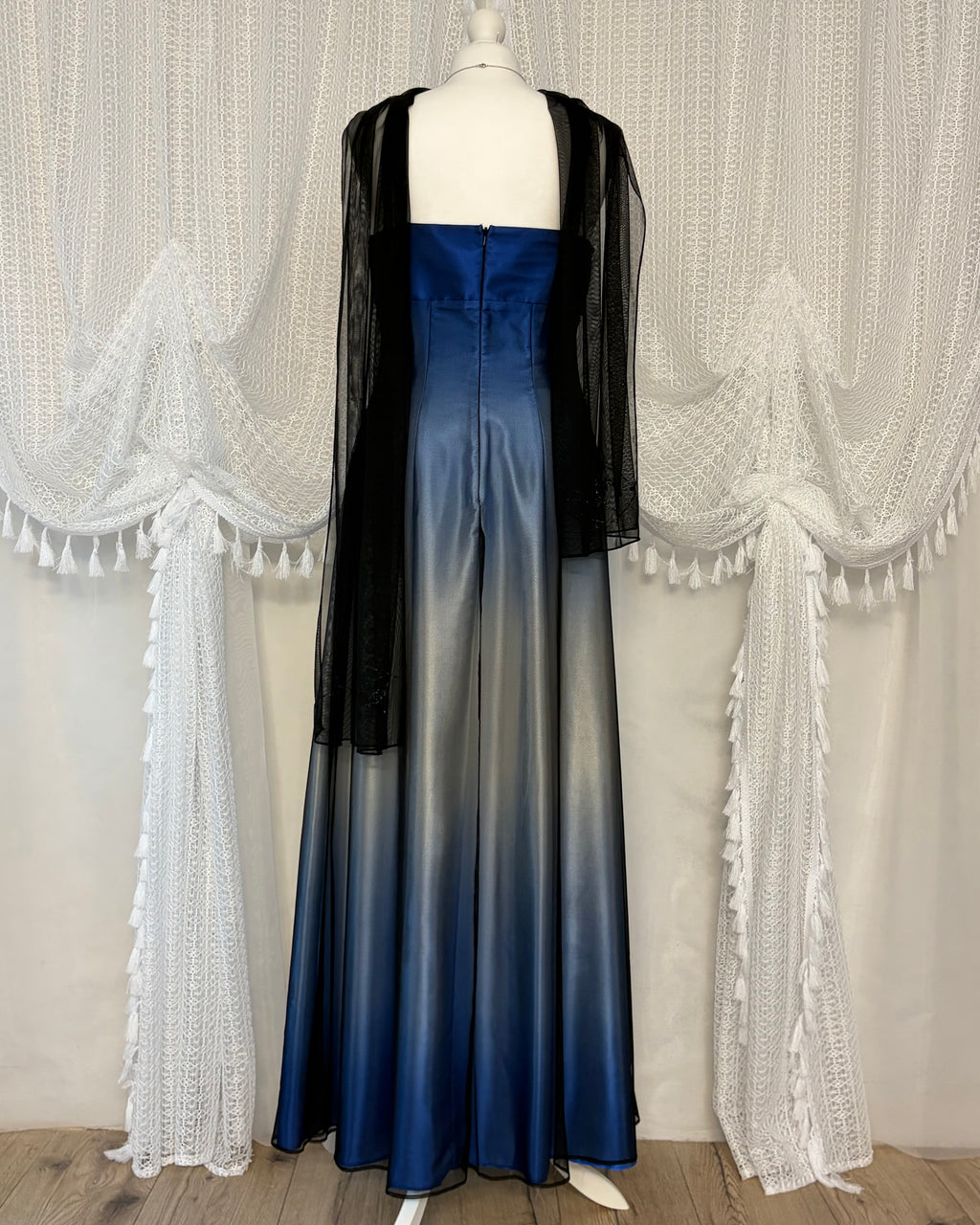 Niebieska suknia empire waist z gradientem i szalem