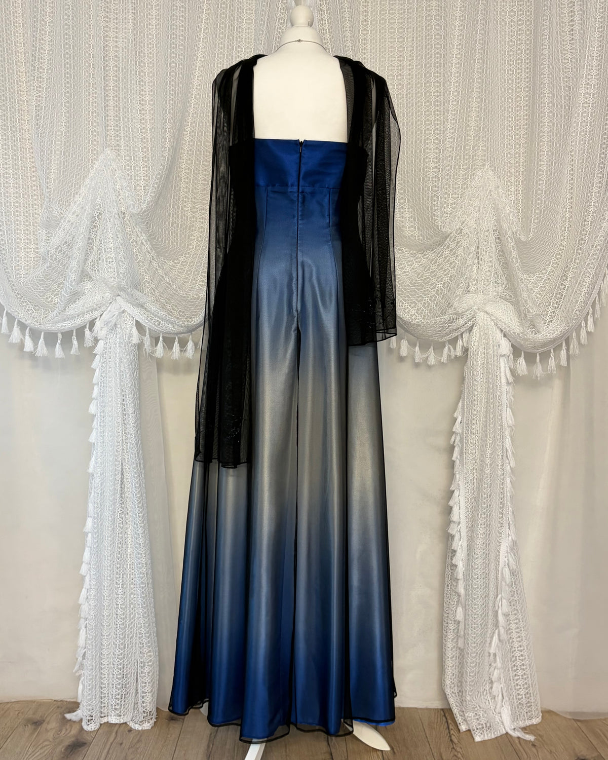 Niebieska suknia empire waist z gradientem i szalem