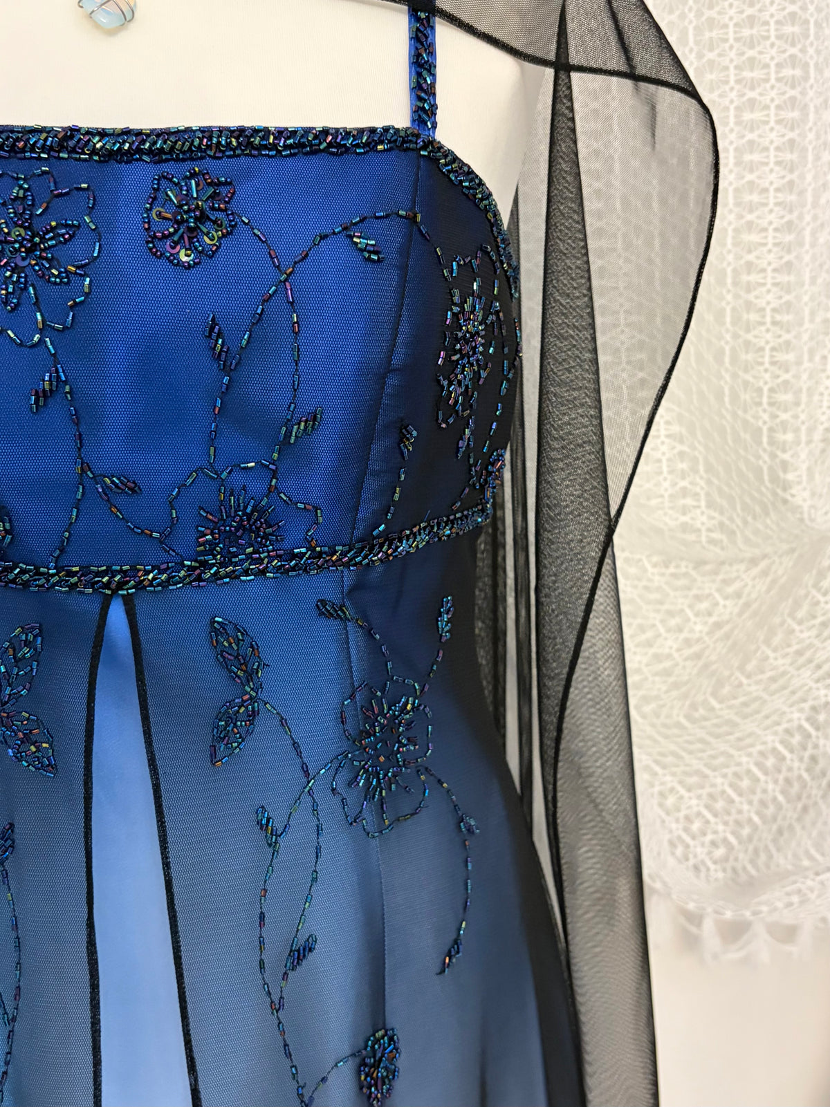 Niebieska suknia empire waist z gradientem i szalem