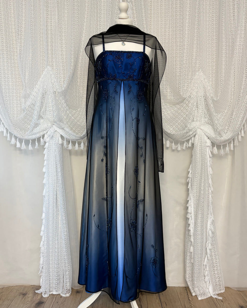 Niebieska suknia empire waist z gradientem i szalem