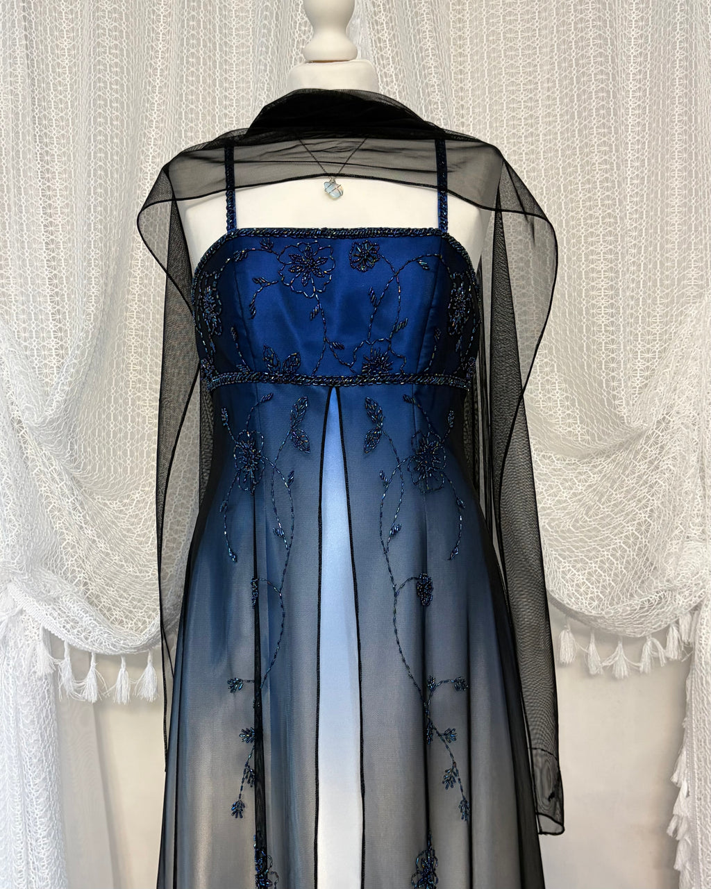 Niebieska suknia empire waist z gradientem i szalem