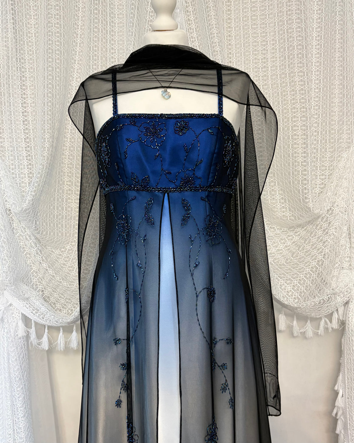 Niebieska suknia empire waist z gradientem i szalem