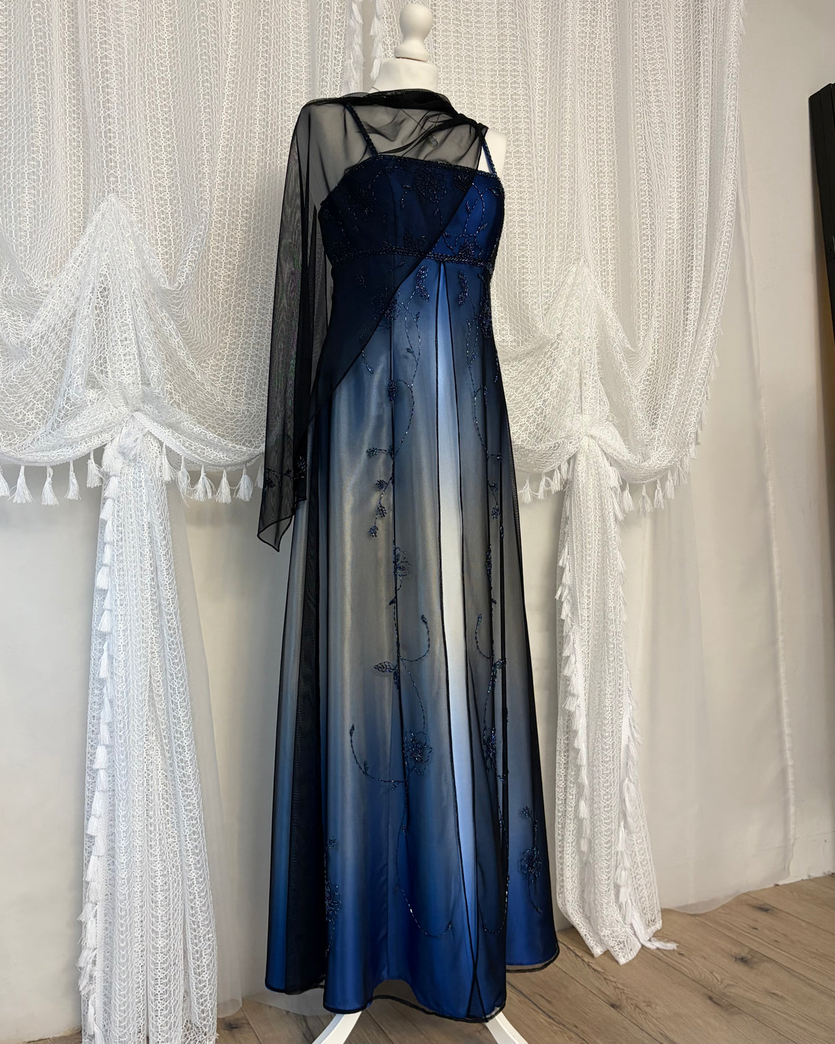 Niebieska suknia empire waist z gradientem i szalem