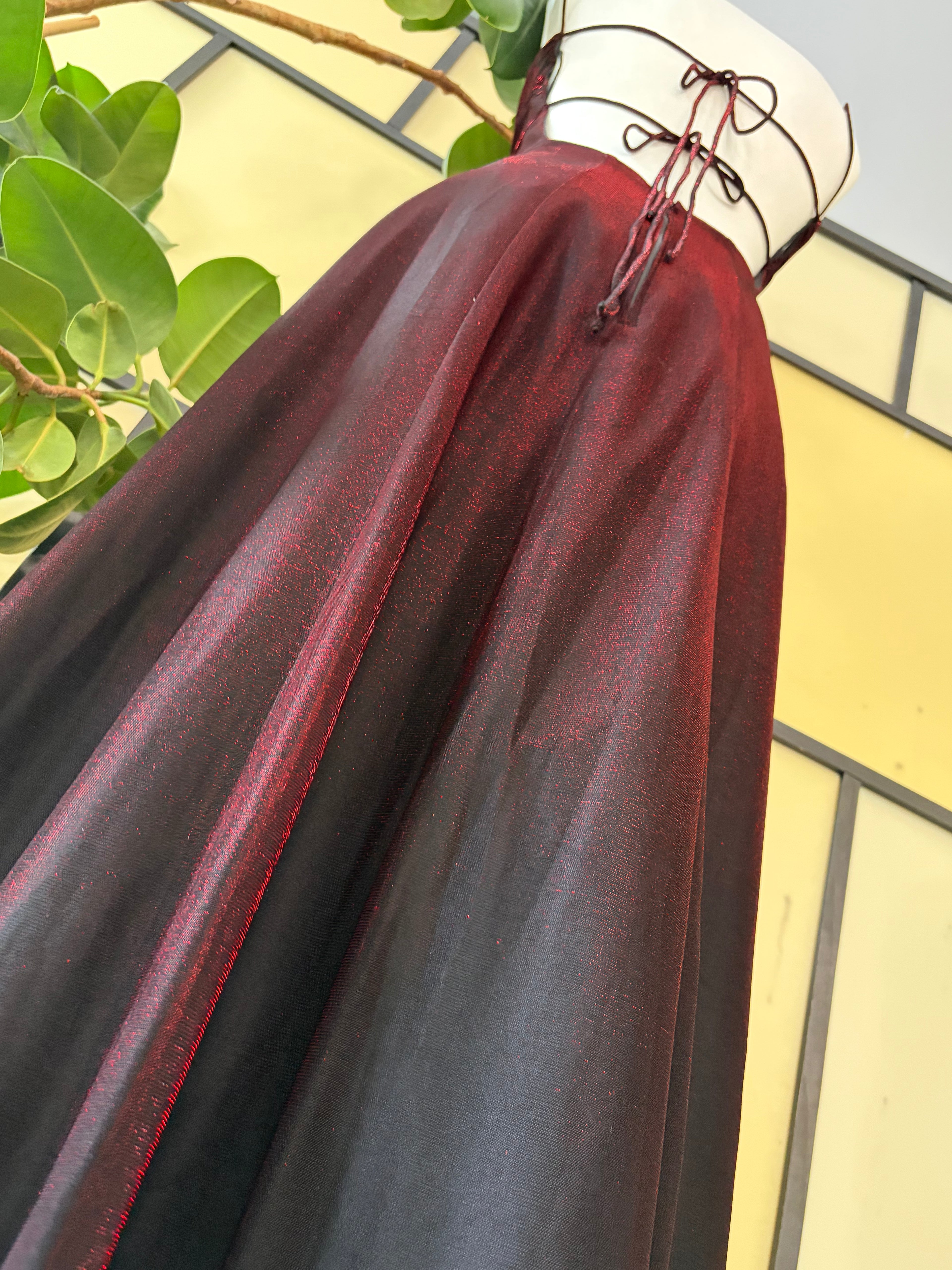 Czerwono-czarna suknia maxi
