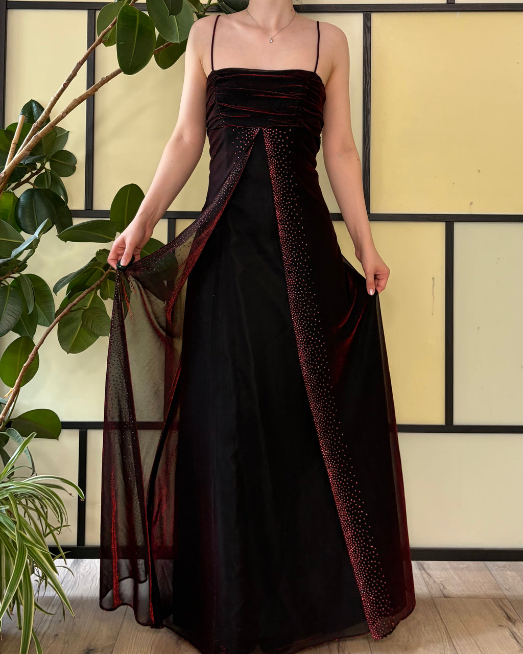 Czerwono-czarna suknia maxi
