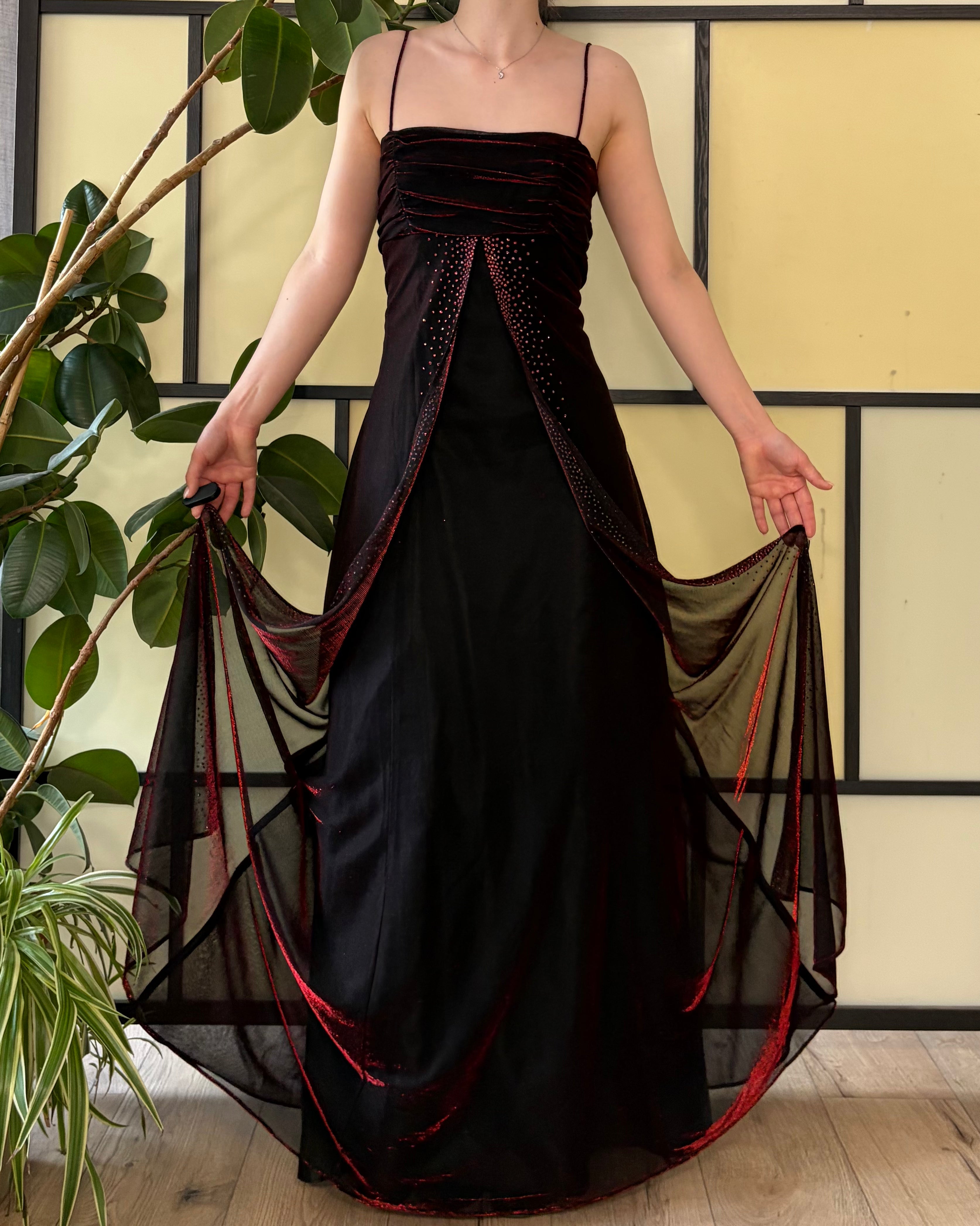 Czerwono-czarna suknia maxi