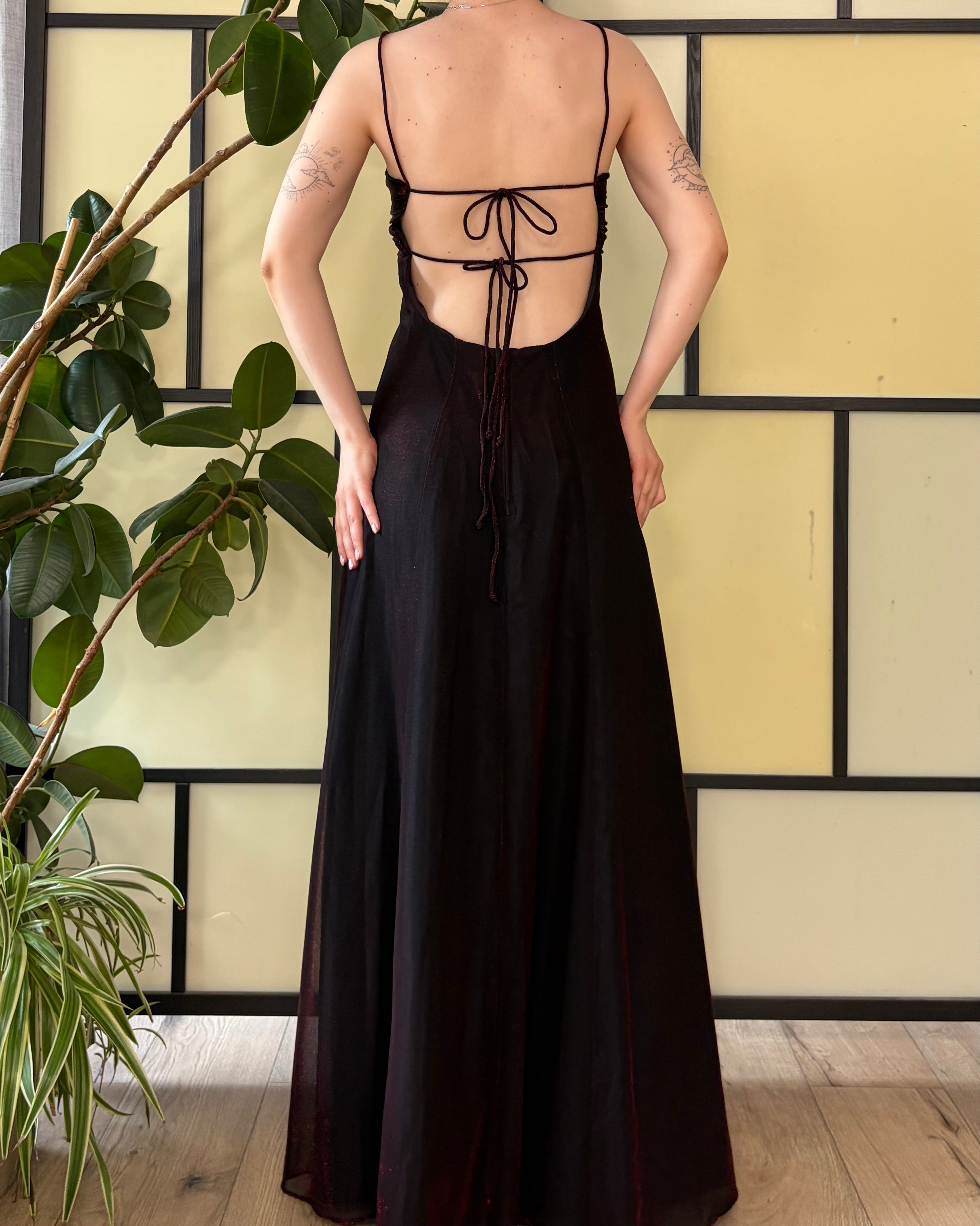 Czerwono-czarna suknia maxi