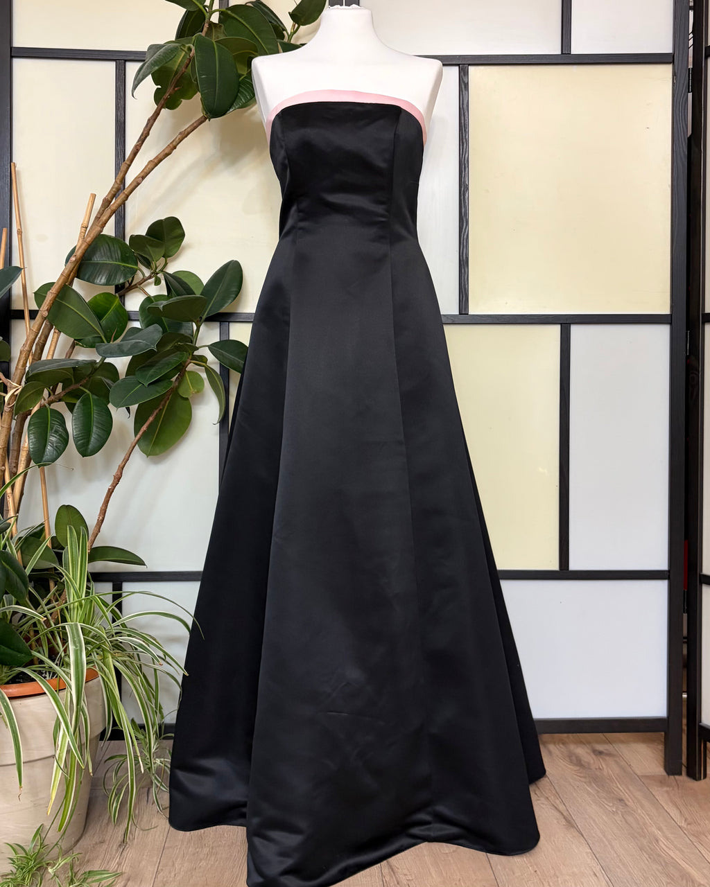 Czarna rozkloszowana suknia