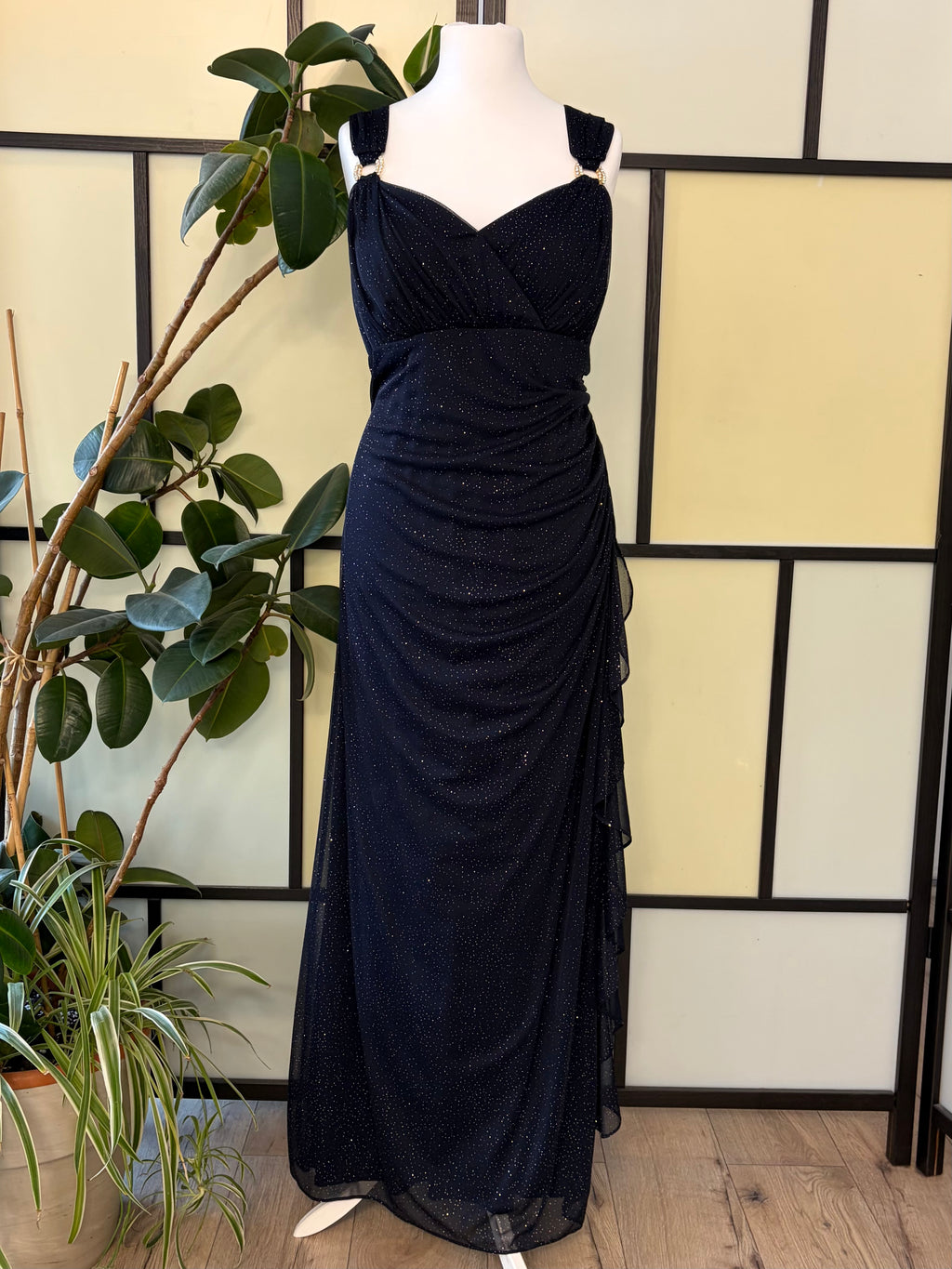 Granatowa brokatowa suknia z falbanką