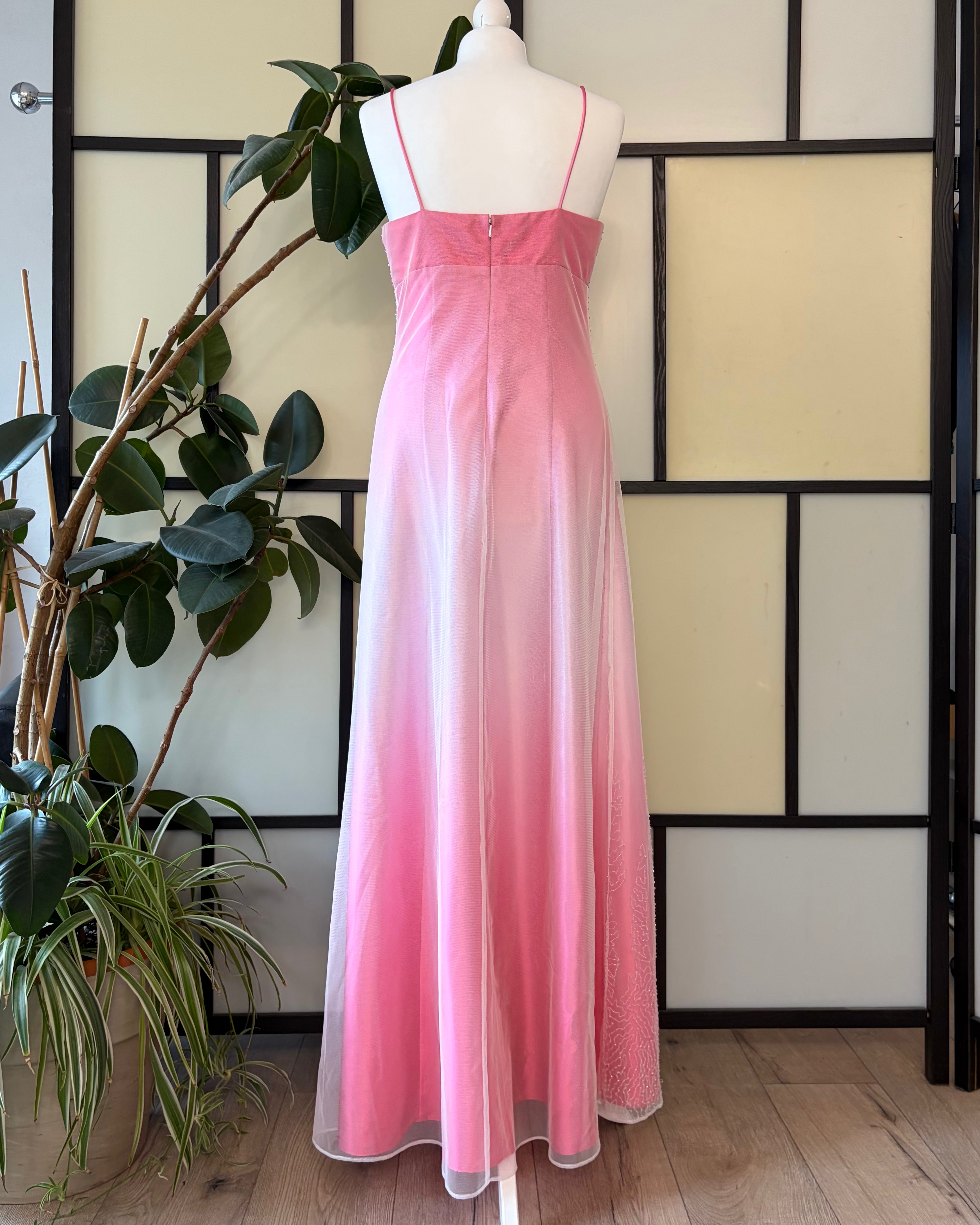 Pudrowo różowa suknia zdobiona koralikami