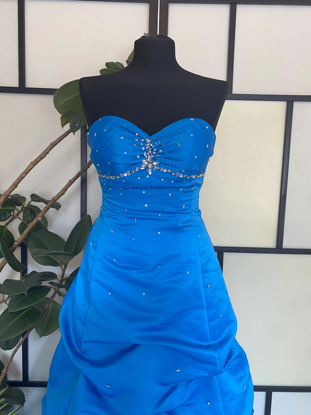 Niebieska suknia maxi