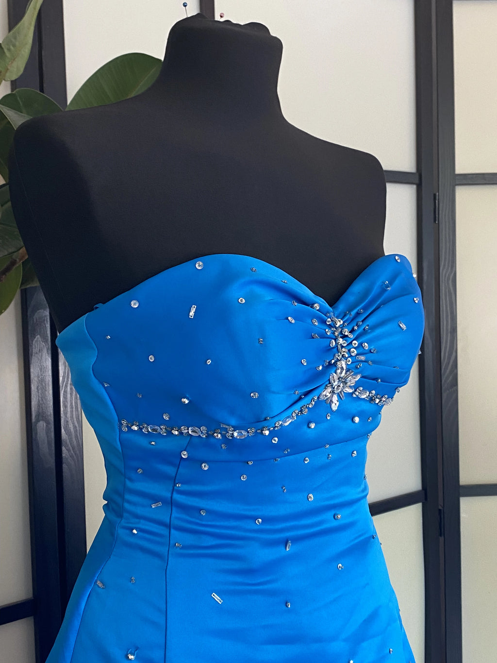 Niebieska suknia maxi