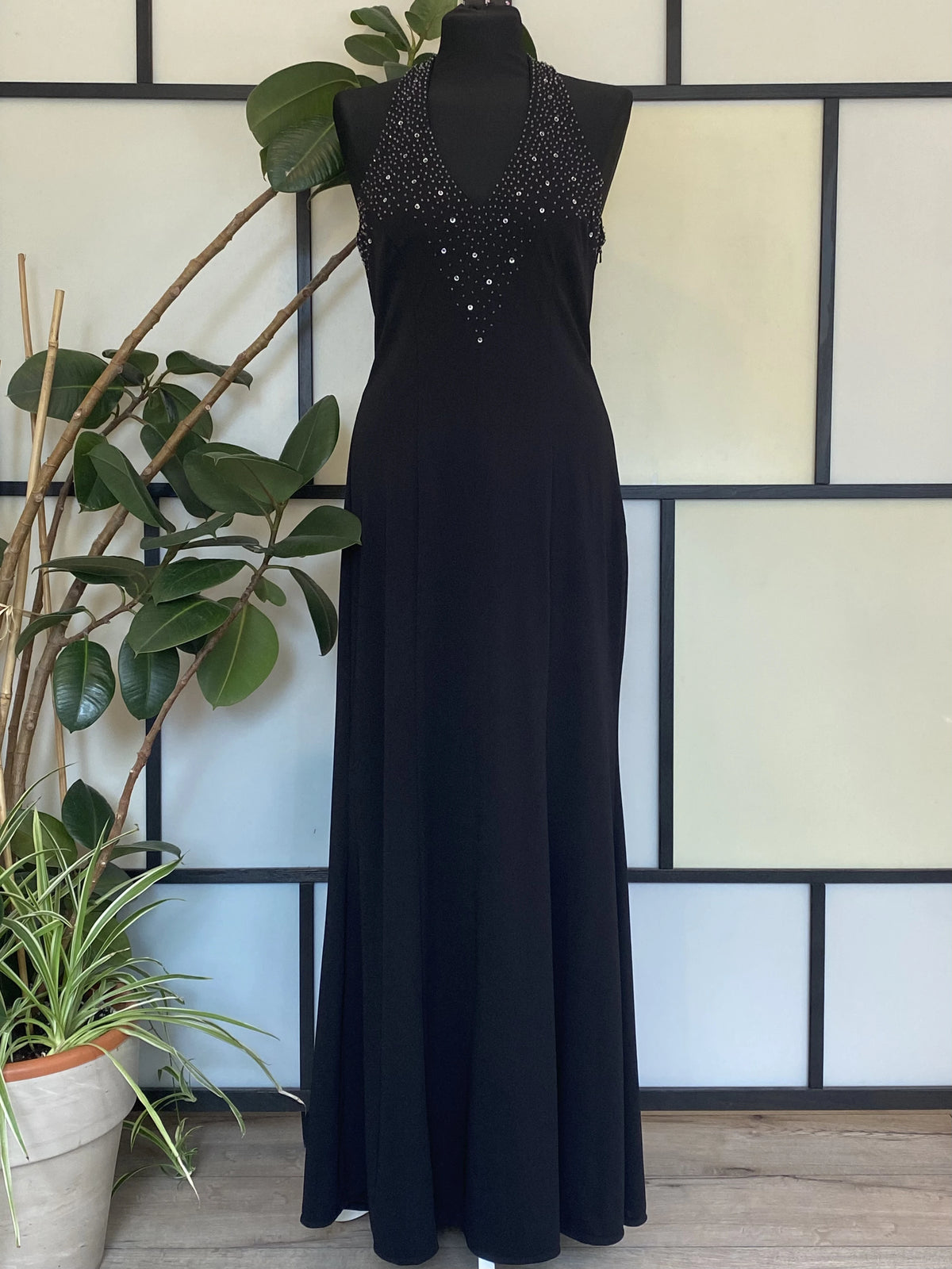 Czarna suknia maxi