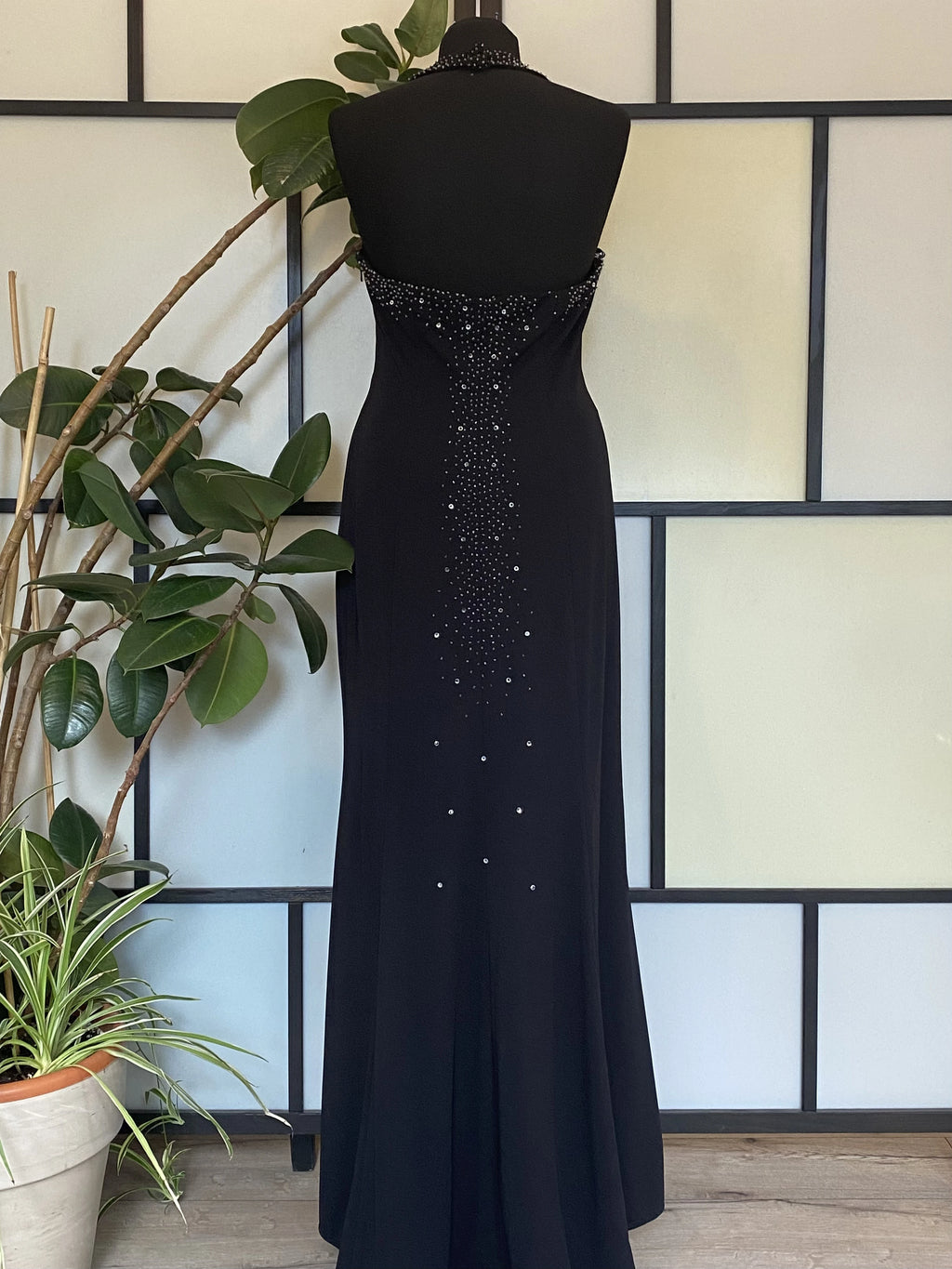 Czarna suknia maxi