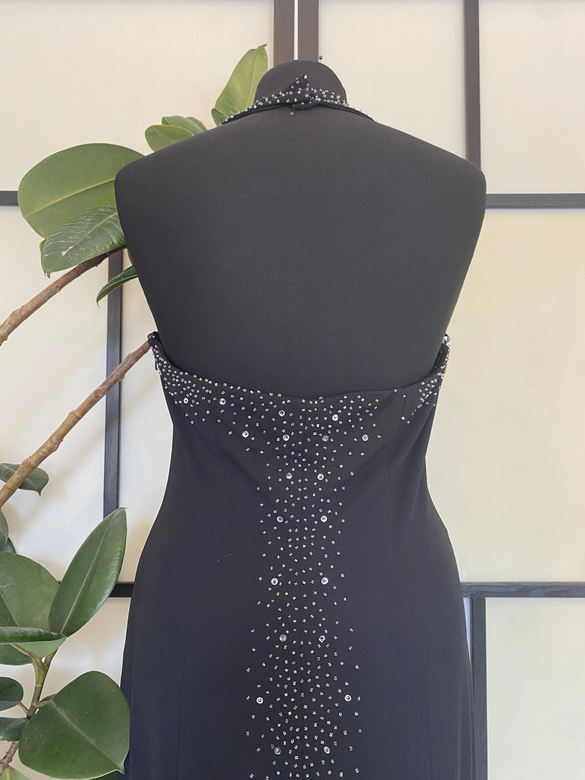 Czarna suknia maxi