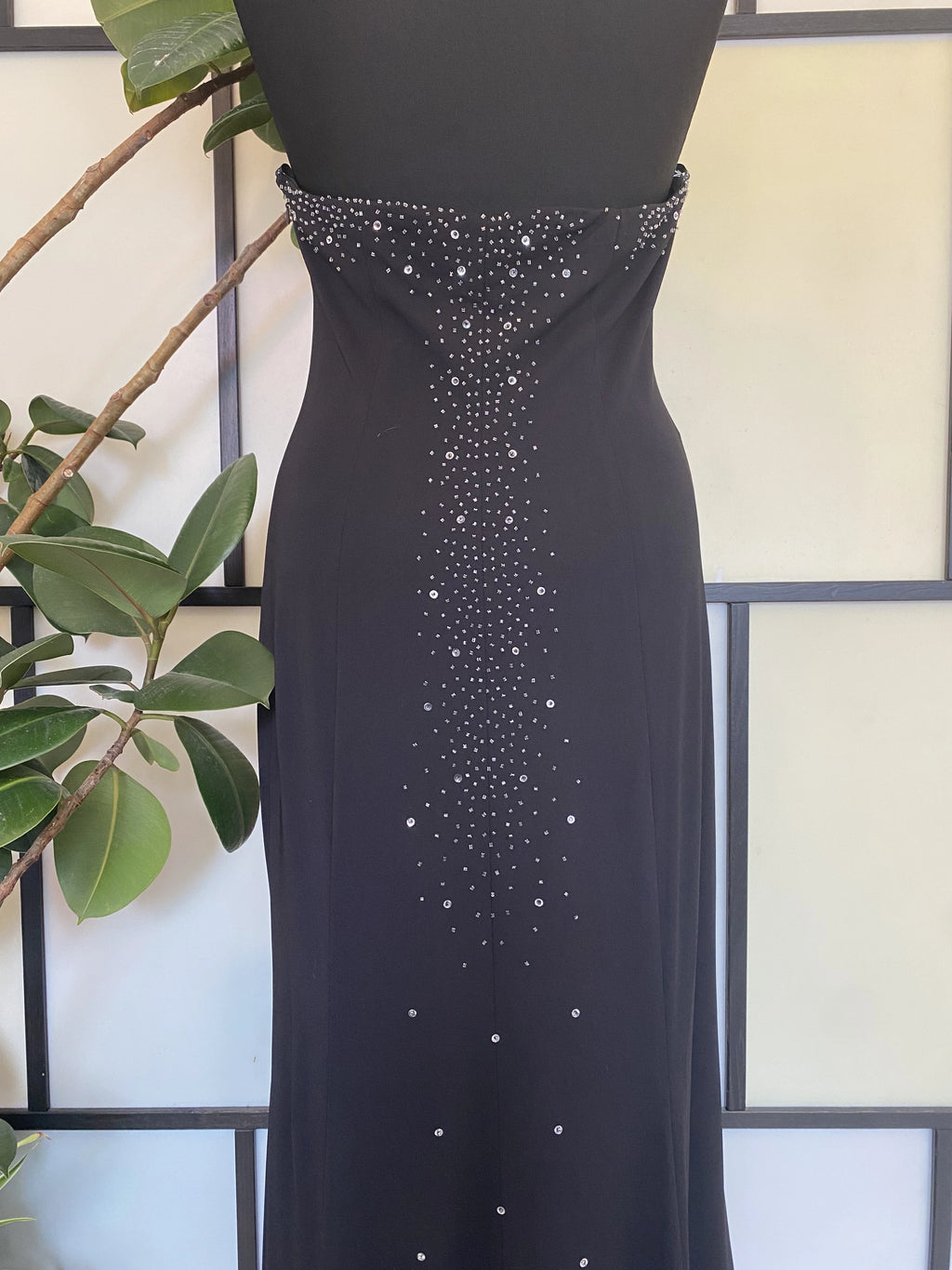 Czarna suknia maxi