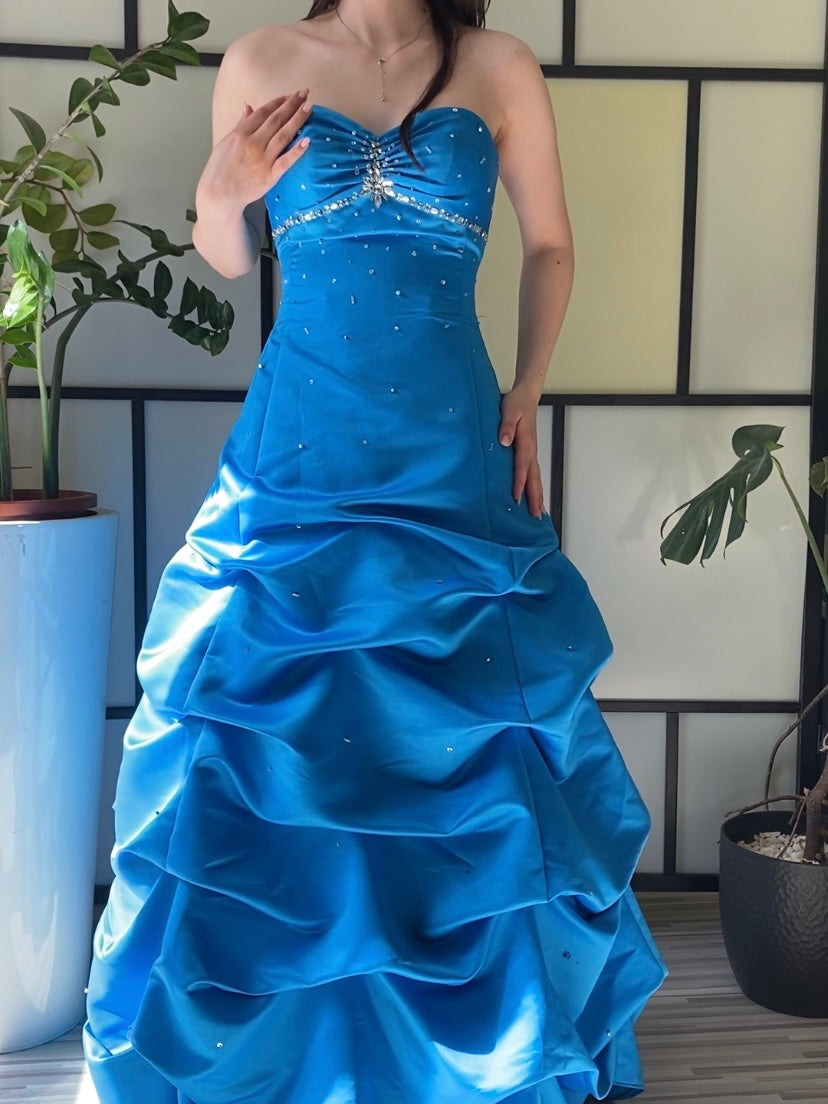 Niebieska suknia maxi