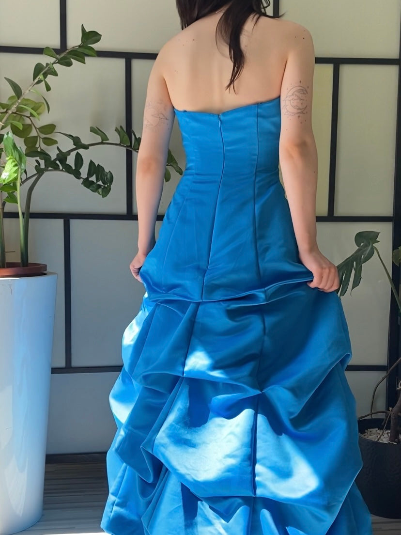 Niebieska suknia maxi