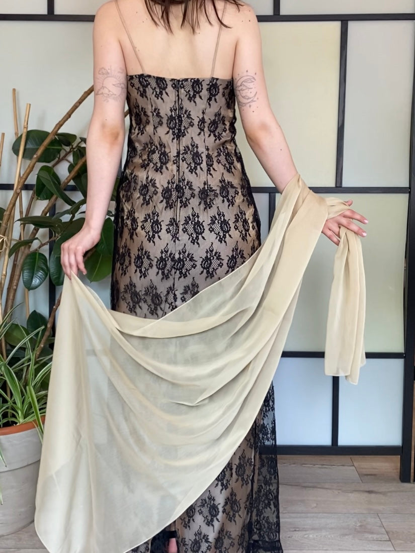 Złota suknia z koronką