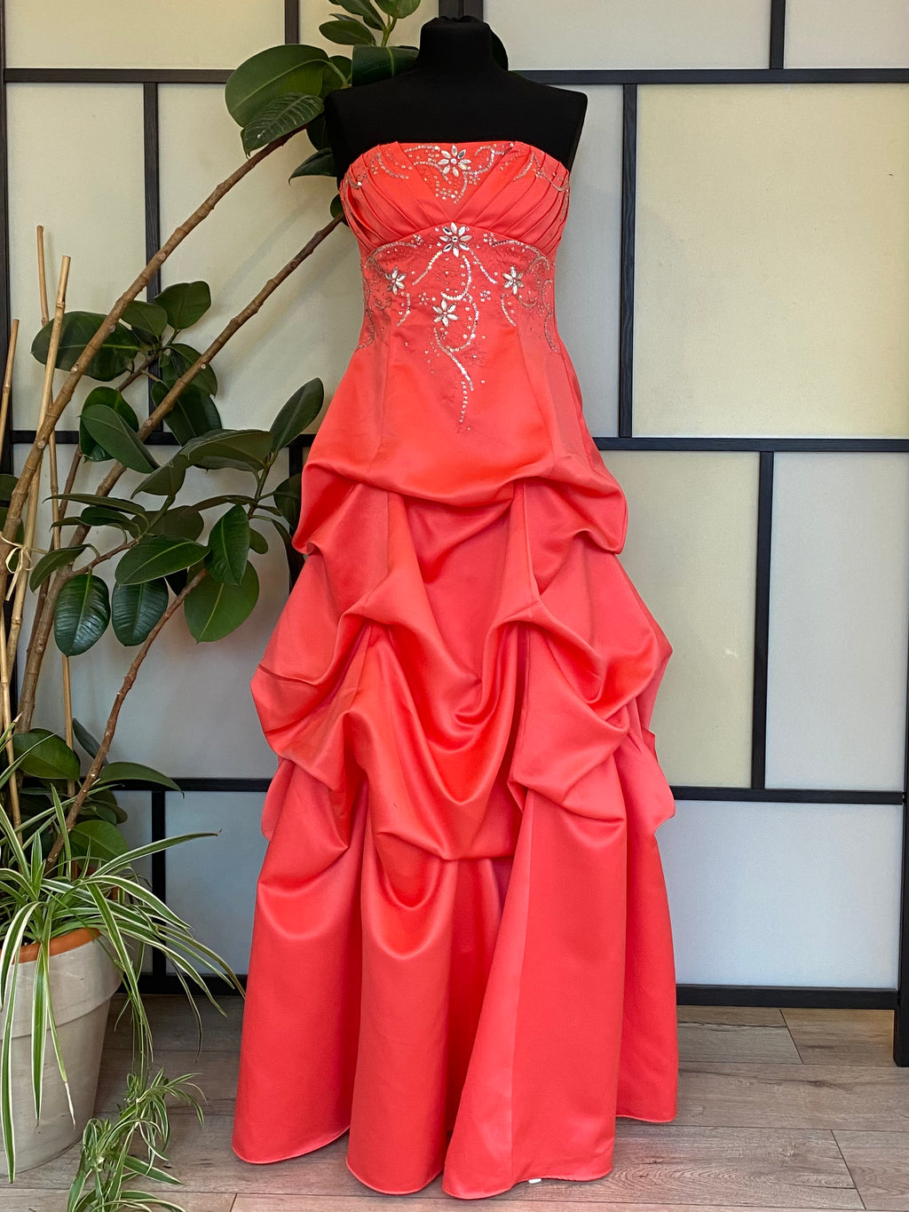 Pomarańczowa suknia w stylu princess