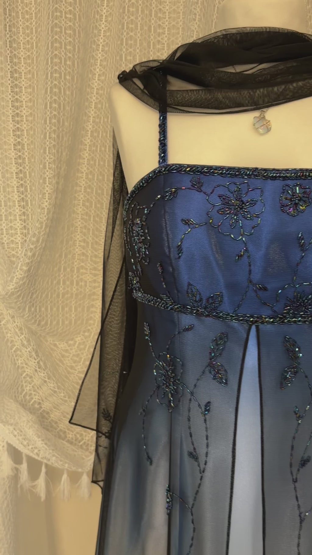 Niebieska suknia empire waist z gradientem i szalem