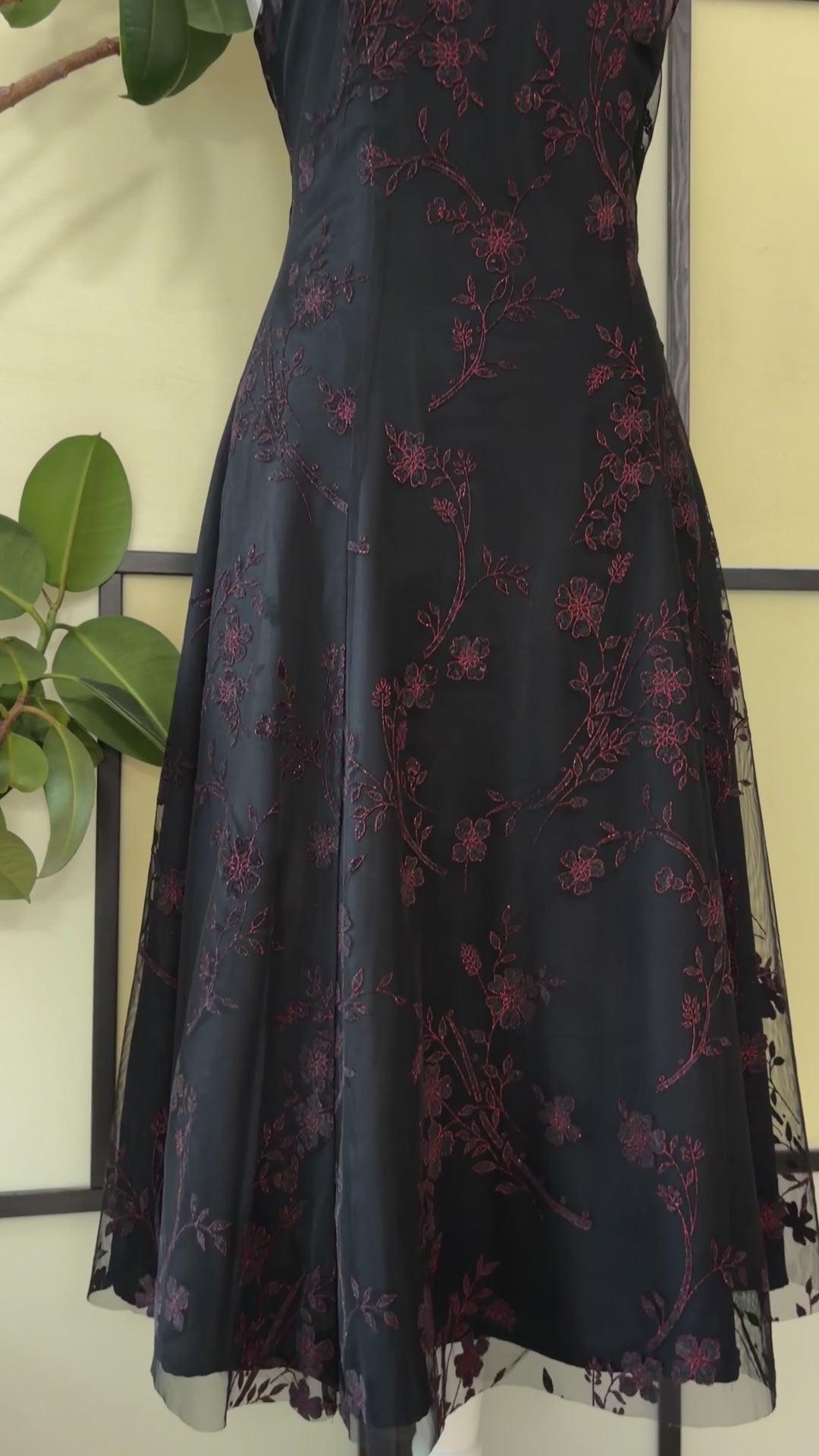 Czarna kilkuwarstwowa suknia midi