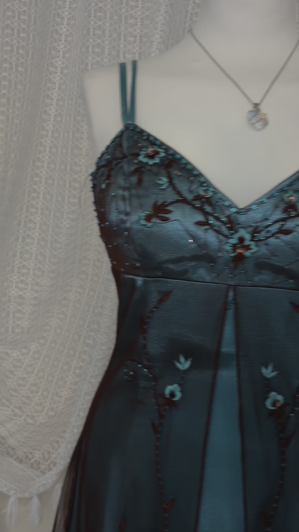 Brązowo-niebieska suknia w kwieciste wzory z krojem empire waist