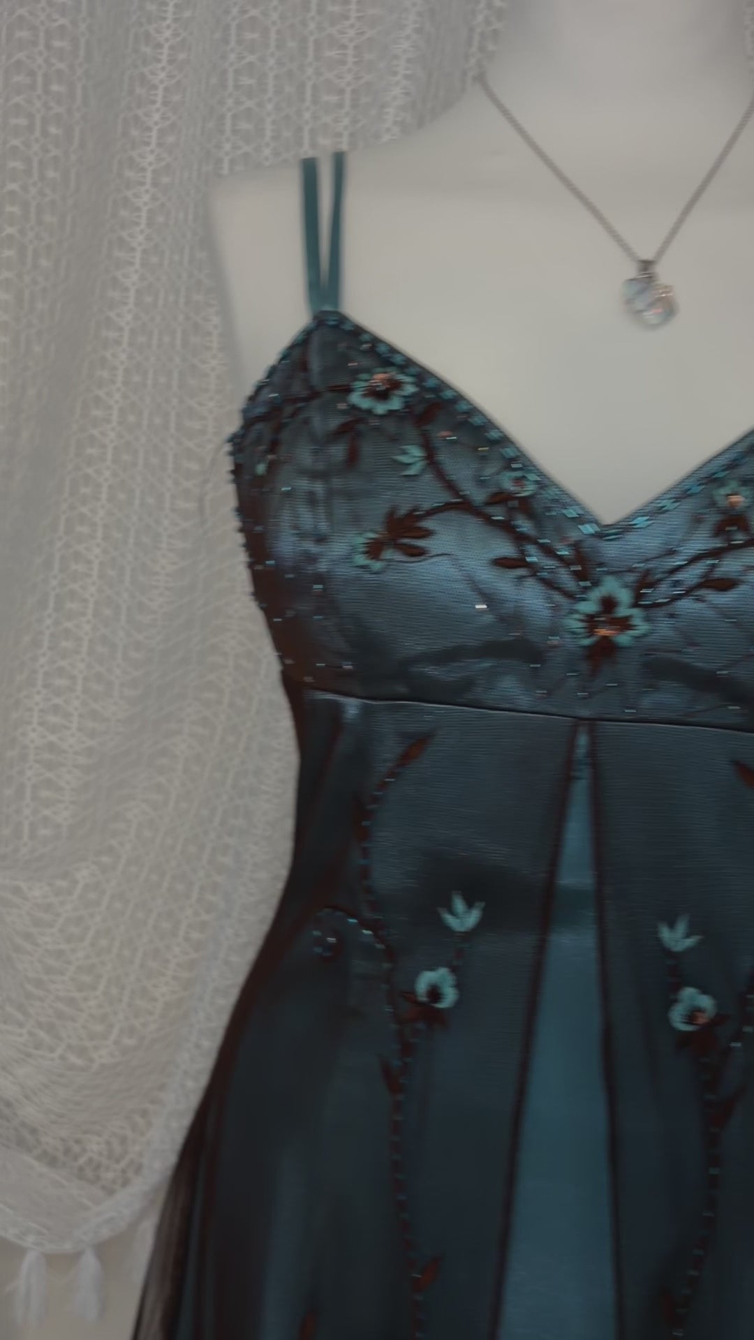 Brązowo-niebieska suknia w kwieciste wzory z krojem empire waist
